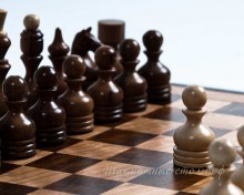 Деревянные шахматы в резном ларце