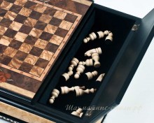 Деревянные шахматы в ларце