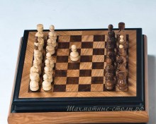 Деревянные шахматы в резном ларце