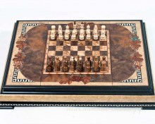 Деревянные шахматы в ларце